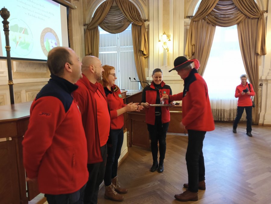 Beskidzcy przewodnicy świętują piękny jubileusz. Wręczono nowe „blachy” i odznaczenia - foto