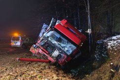 Miał dwa promile i wziął się za wyprzedzanie. Ciężarówka wylądowała w rowie - foto