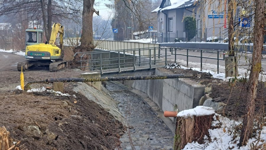 Murem oporowym umocniono brzeg potoku w Kamienicy. Chodnik nie grozi już osunięciem - foto
