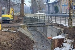 Murem oporowym umocniono brzeg potoku w Kamienicy. Chodnik nie grozi już osunięciem - foto
