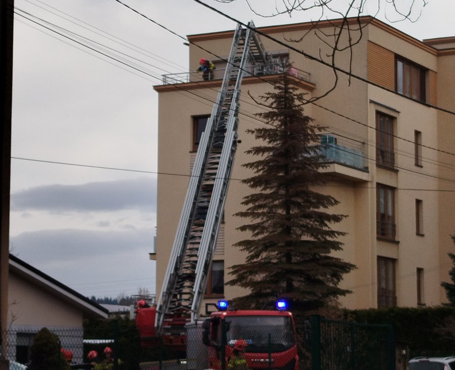 Na czwartym piętrze utknęła na balkonie. Odmówiła ewakuacji za pomocą drabiny - foto