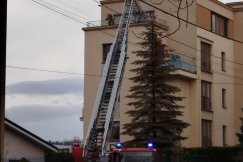 Na czwartym piętrze utknęła na balkonie. Odmówiła ewakuacji za pomocą drabiny - foto