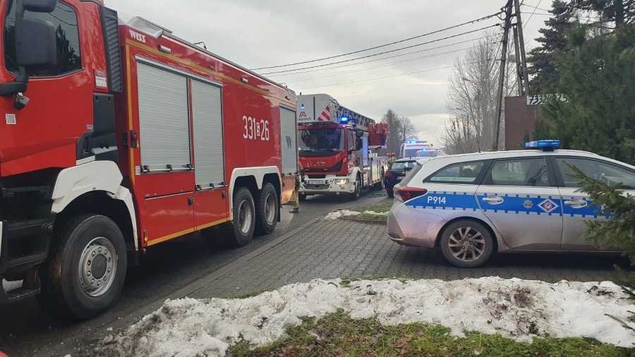 Siedem zastępów walczyło z pożarem domu w Bystrej. Jedna osoba trafiła do szpitala - foto