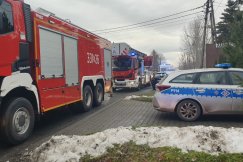 Siedem zastępów walczyło z pożarem domu w Bystrej. Jedna osoba trafiła do szpitala - foto