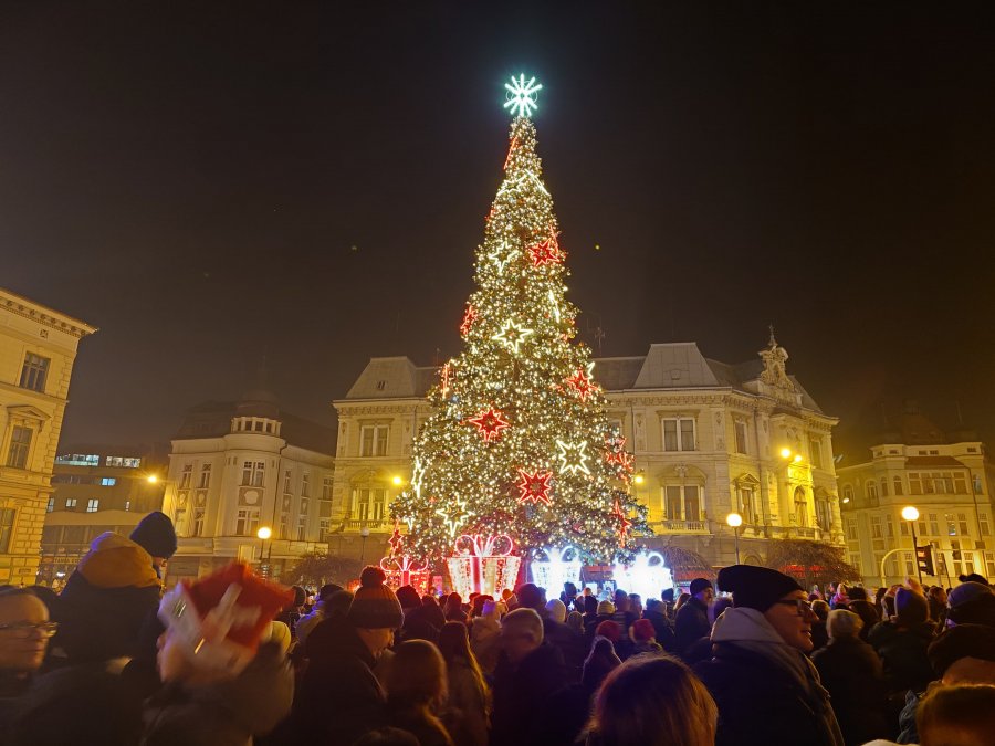 Plac Chrobrego wypełniony po brzegi! Bielsko-Biała rozświetliła świąteczne iluminacje - foto i film