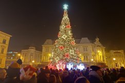Plac Chrobrego wypełniony po brzegi! Bielsko-Biała rozświetliła świąteczne iluminacje - foto i film