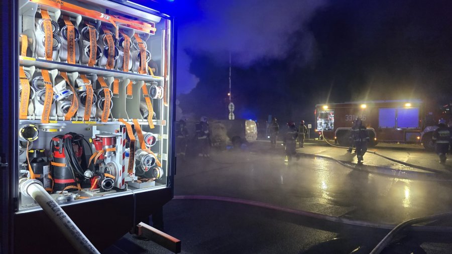 Nocny pożar samochodu. Ogień pojawił się na terenie należącym do spółki komunalnej - foto