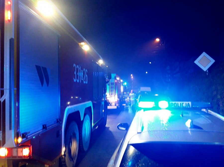 Ogień pojawił się w piwnicy domu, dwie osoby trafiły do szpitala. Strażacy z ważnym apelem - foto