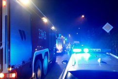 Ogień pojawił się w piwnicy domu, dwie osoby trafiły do szpitala. Strażacy z ważnym apelem - foto