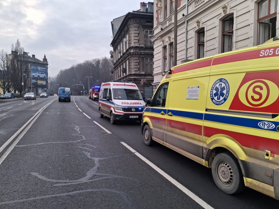 Interwencja służb zapobiegła tragedii. Z kamienicy w centrum miasta ewakuowano osiem osób - foto