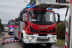 Ogień w pokoju dziecięcym. Z pożarem w Komorowicach walczyły cztery zastępy strażaków - foto