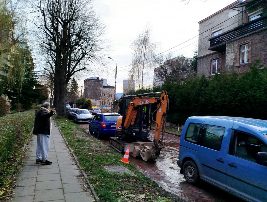 To samo miejsce, ta sama sytuacja. Nie ma wody na osiedlu, a dostęp do sieci blokuje auto - foto