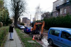 To samo miejsce, ta sama sytuacja. Nie ma wody na osiedlu, a dostęp do sieci blokuje auto - foto