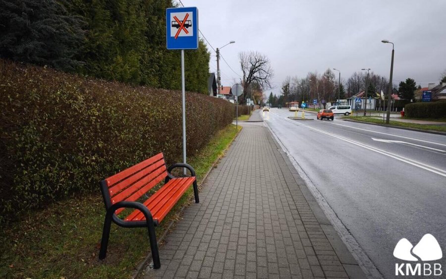 Nowa lokalizacja przystanku przy szpitalu. Za skrzyżowaniem pojawił się słupek przystankowy - foto