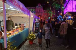 Mieszkańcy tłumnie ruszyli na Święta na Starówce. Zobacz, ile zapłacisz za grzańca i oscypka! - foto