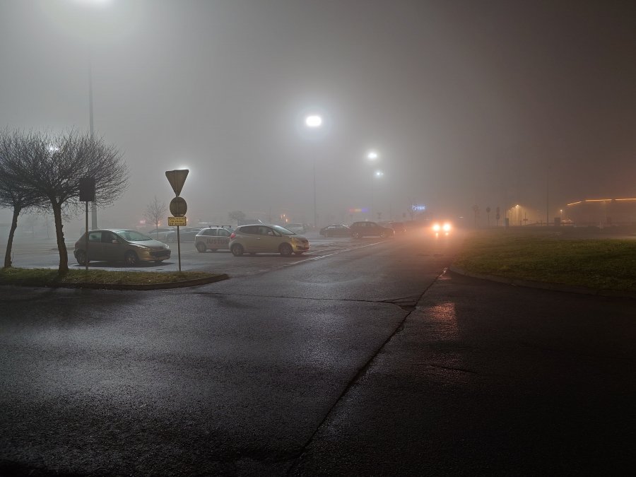 Niebezpiecznie i ślisko na drogach. Mgła ogranicza widoczność, a ponadto może osadzać się szadź- foto