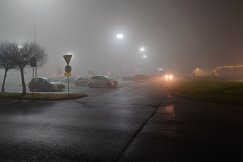 Niebezpiecznie i ślisko na drogach. Mgła ogranicza widoczność, a ponadto może osadzać się szadź- foto