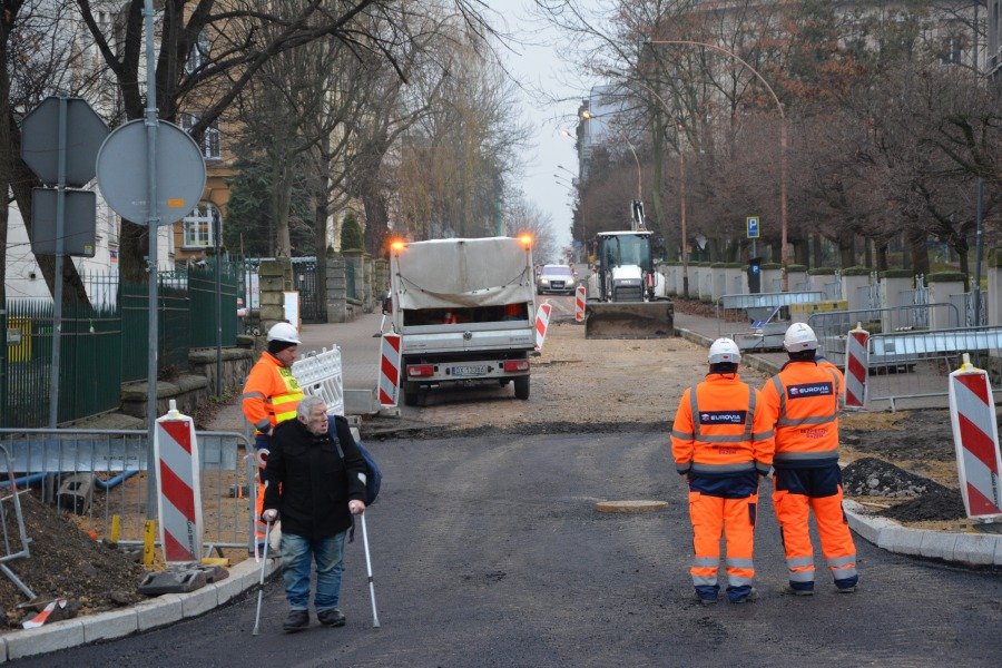 Nowe ronda, chodniki i dwukierunkowa ścieżka rowerowa. Tak zmienia się ulica Piastowska ZDJĘCIA