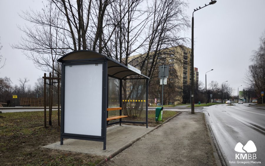 Nowe udogodnienia dla pasażerów. Na bielskich przystankach stanęły wiaty i ławki - foto