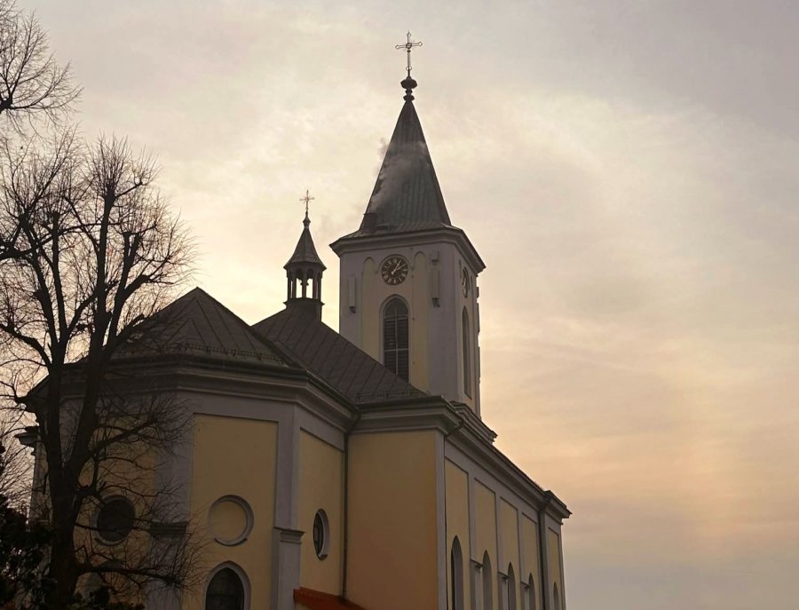 Dym nad kościelną wieżą postawił służby w gotowości. Alarm okazał się fałszywy - foto