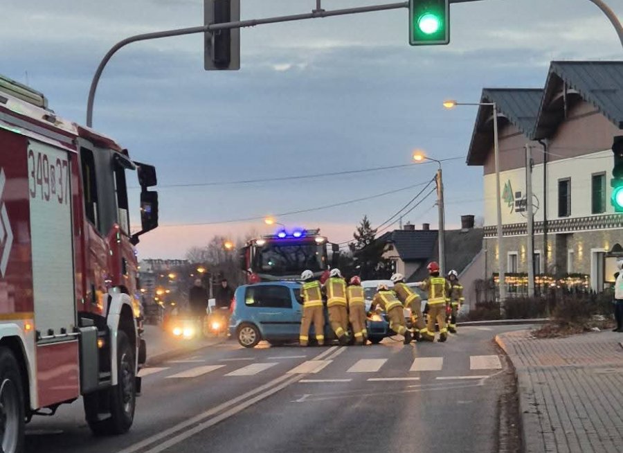 Zderzenie dwóch aut na skrzyżowaniu w Straconce. Poszkodowana trafiła do szpitala - foto