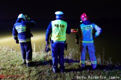 Samochód wpadł do stawu! Kierowcy udało się wydostać i dopłynąć do brzegu - foto