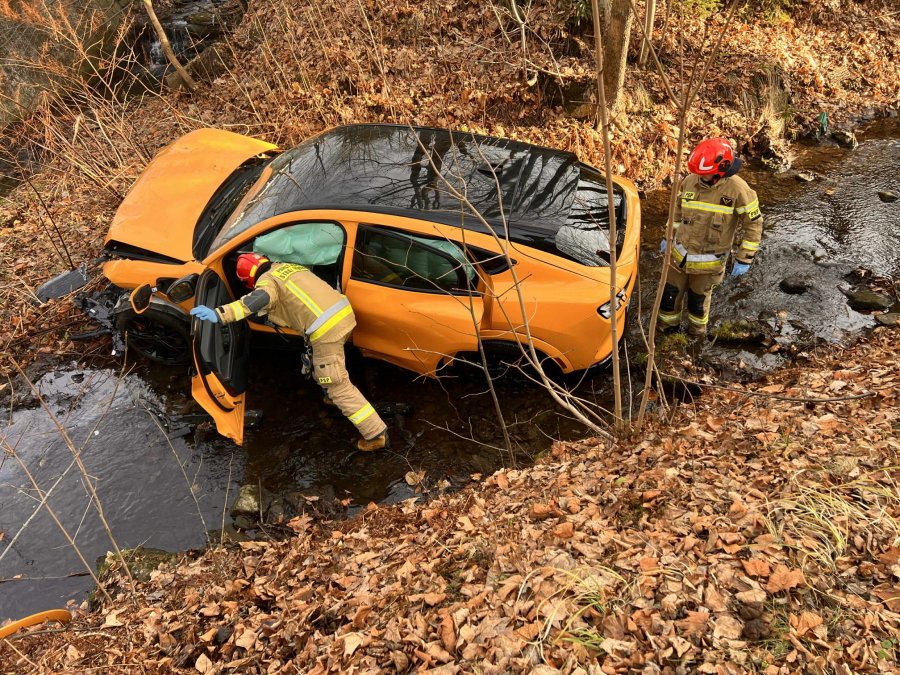 Potężna moc i pechowy finał. Sportowe auto wpadło do potoku, na miejscu działają służby - foto