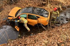 Potężna moc i pechowy finał. Sportowe auto wpadło do potoku, na miejscu działają służby - foto