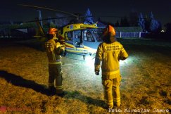 Samochód uderzył w przepust. Dwie osoby ranne, na miejscu lądował śmigłowiec LPR - foto