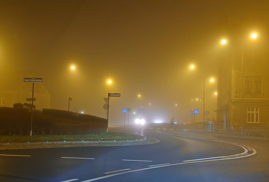IMGW ostrzega: Gęsta mgła na Podbeskidziu do sobotniego poranka - foto