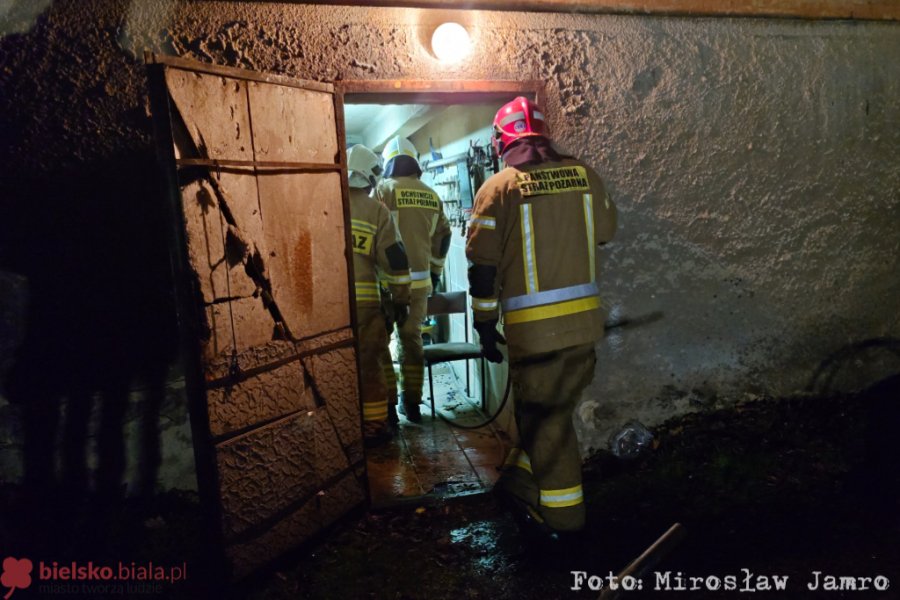 Siłowe wejście do kotłowni w budynku. Pięć zastępów walczyło z pożarem - foto