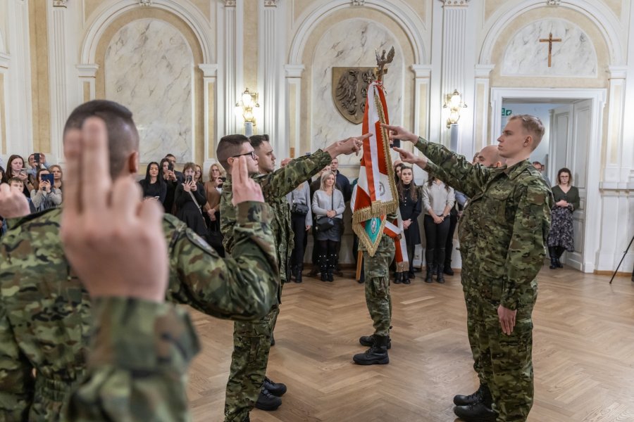 14 nowych funkcjonariuszy. Ślubowali w obecności rodzin i władz Bielska-Białej - foto