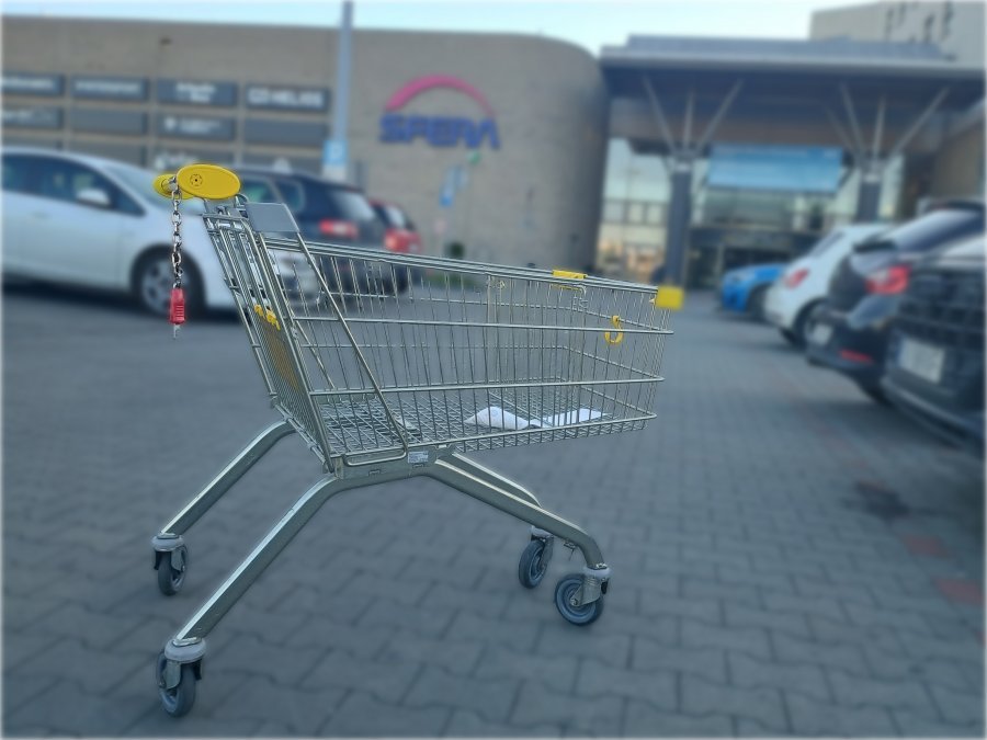 Auto uszkodzone, sprawca odjechał. Galeria handlowa wyjaśnia kwestie działania monitoringu