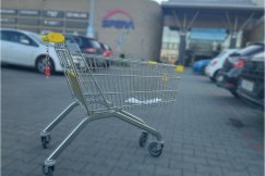 Auto uszkodzone, sprawca odjechał. Galeria handlowa wyjaśnia kwestie działania monitoringu