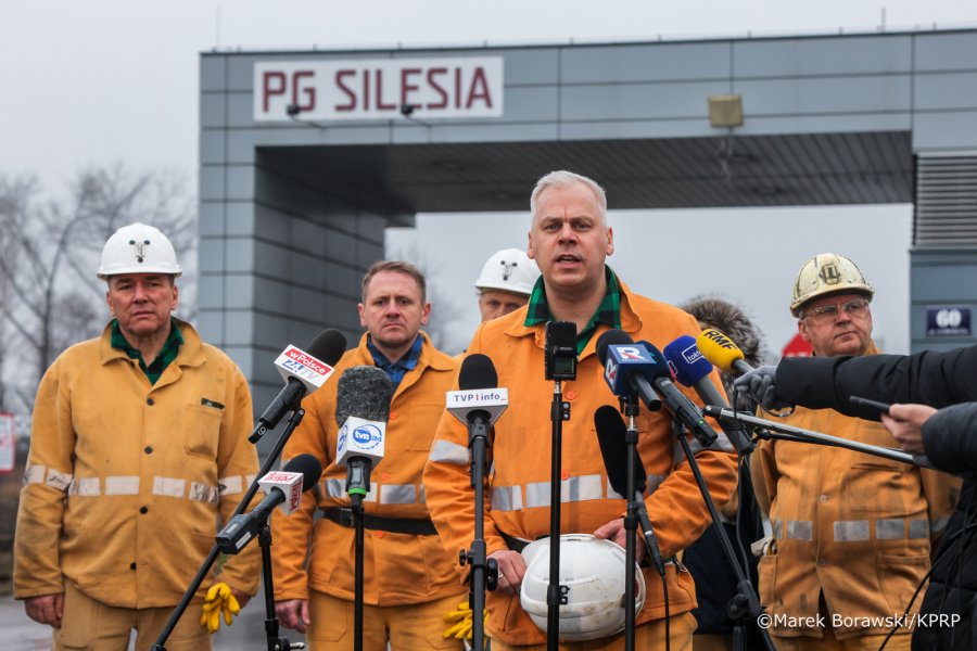 Protest trwa, strajkuje 20 osób. Prezydenccy ministrowie zjechali pod ziemię - foto