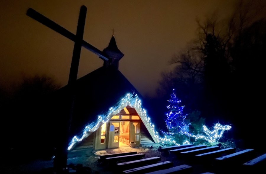 Z widokiem na Beskidy. Duszpasterstwo zaprasza na wyjątkową pasterkę w drewnianej kaplicy - foto