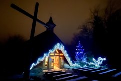 Z widokiem na Beskidy. Duszpasterstwo zaprasza na wyjątkową pasterkę w drewnianej kaplicy - foto