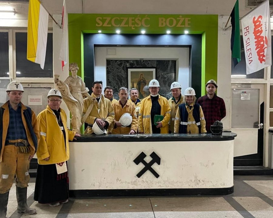 Trwa dramatyczny protest w kopalni Silesia. Nabożeństwo i łamanie się opłatkiem pod ziemią - foto