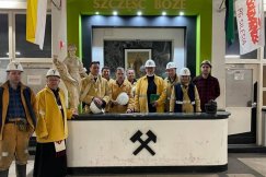 Trwa dramatyczny protest w kopalni Silesia. Nabożeństwo i łamanie się opłatkiem pod ziemią - foto