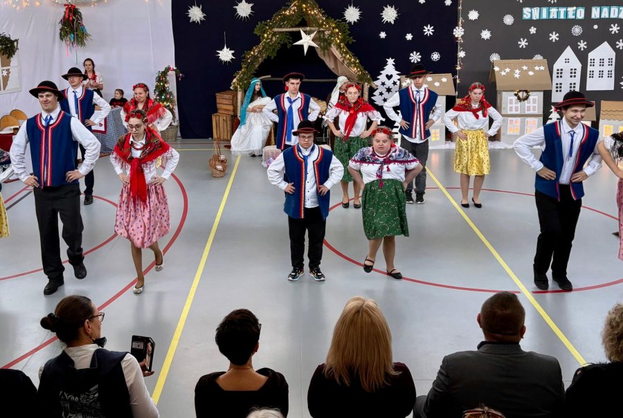 Scena pełna empatii. Bielscy uczniowie i nauczyciele wystawili piękne jasełka - foto