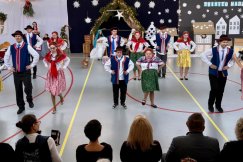 Scena pełna empatii. Bielscy uczniowie i nauczyciele wystawili piękne jasełka - foto