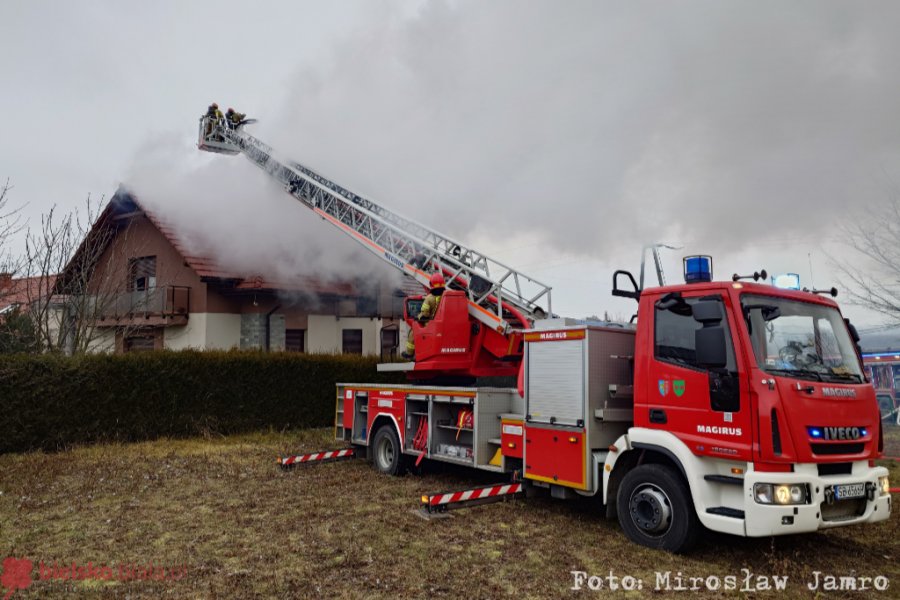 Pożar domu w Międzyrzeczu, dym widoczny był z kilku kilometrów. Straty są znaczne! - foto