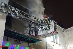 Nocny pożar mieszkania. Z budynku ewakuowano 12 osób, jedna osoba trafiła do szpitala ZDJĘCIA