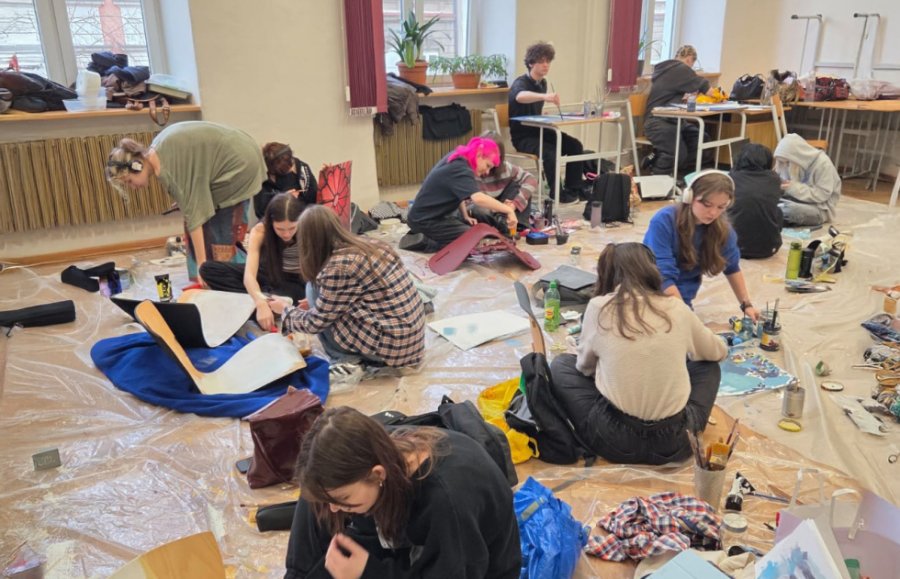 Sztuka, która ratuje zdrowie dzieci. Uczniowie „Plastyka” tworzą dzieła na licytację - foto