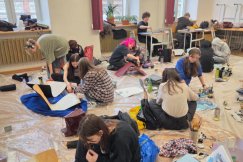 Sztuka, która ratuje zdrowie dzieci. Uczniowie „Plastyka” tworzą dzieła na licytację - foto