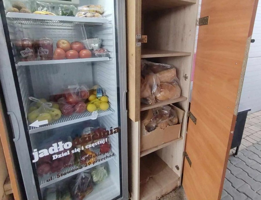 Zamiast do kosza, podziel się z innymi. W tych miejscach stoją lodówki społeczne LISTA