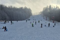 Dzieciaki znów opanowały Dębowiec. Czy to najdroższa górka saneczkowa w Polsce? - foto