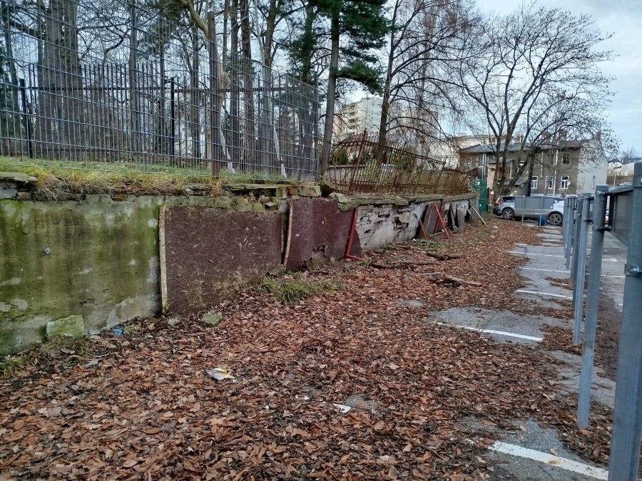 Groźne osuwisko w centrum miasta. Uszkodzony mur wyłączył część parkingu - foto
