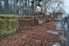 Groźne osuwisko w centrum miasta. Uszkodzony mur wyłączył część parkingu - foto