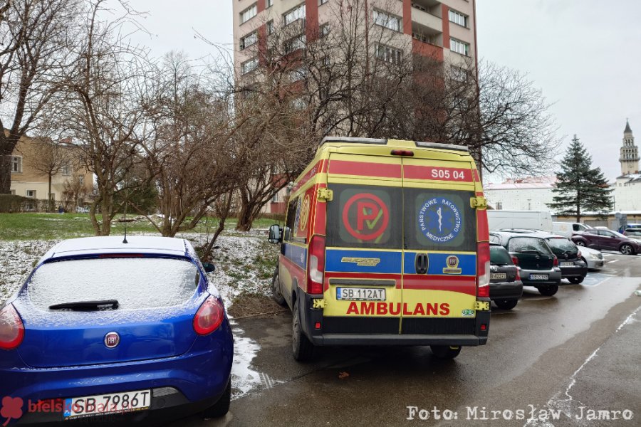 Światło włączone, brak kontaktu z seniorką. Wyważyli drzwi i uratowali jej życie - foto